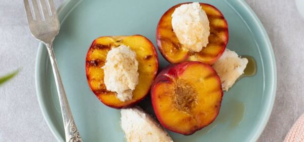 MapleFarm pesche grigliate con ricotta la cocco e sciroppo d'acero