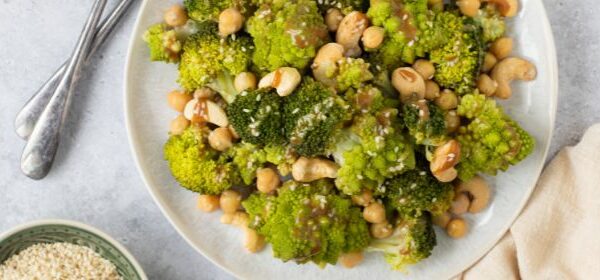 Insalata invernale di broccoli con dressing allo sciroppo d'acero - ricetta